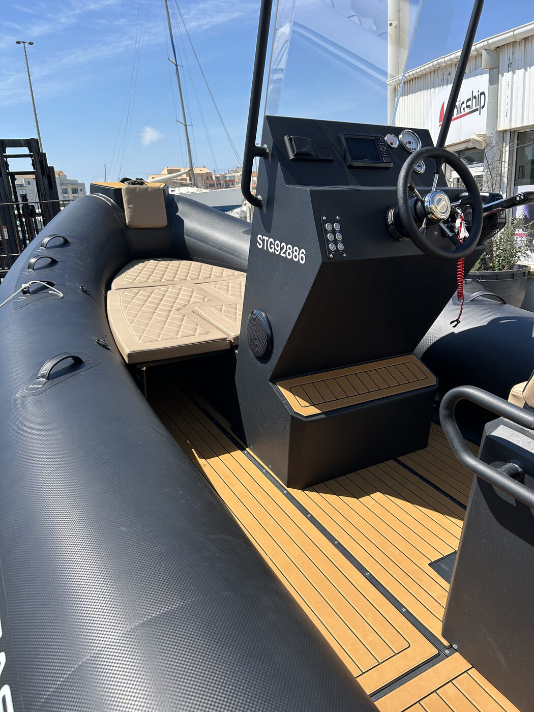 Four Seas FS 6 Édition Noir, pont teck — photo 1