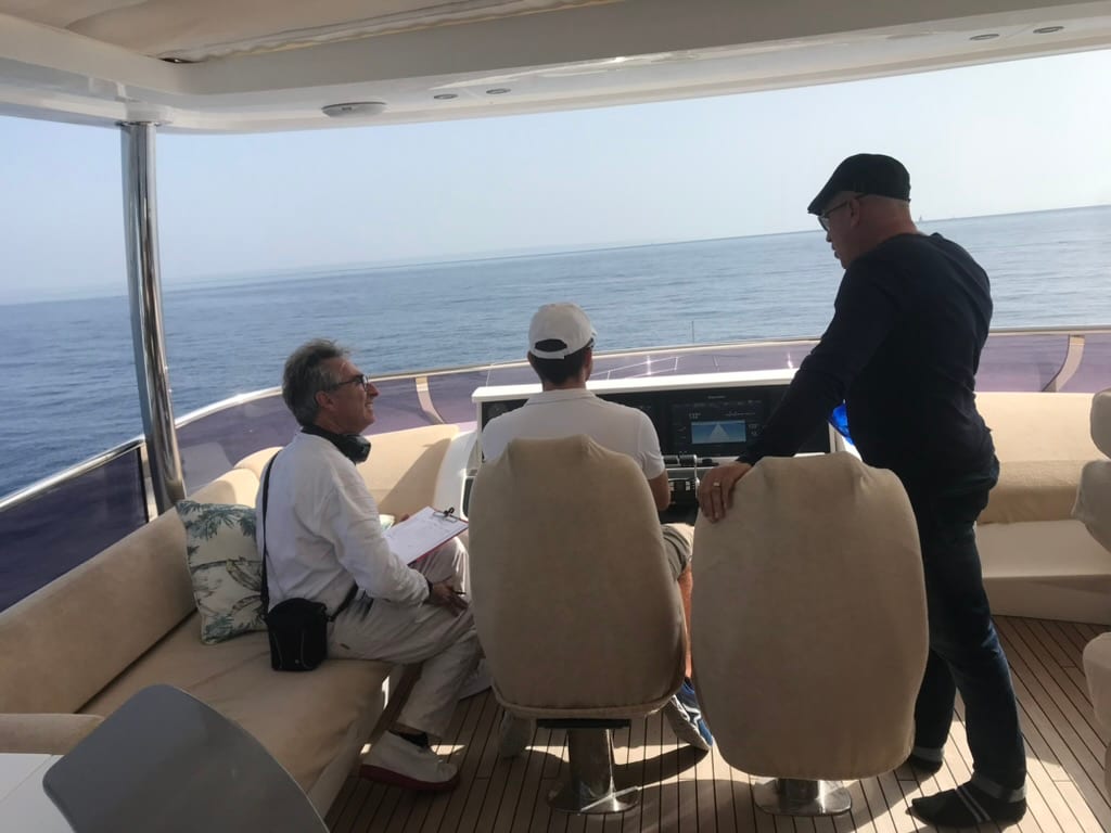 Bateau à moteur en navigation lors d'un essai en mer