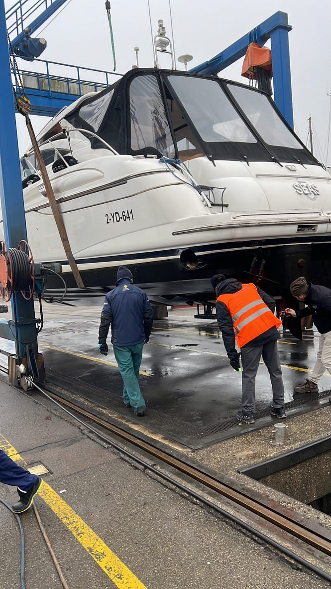 Bateau à moteur au travel-lift, examen de la carène